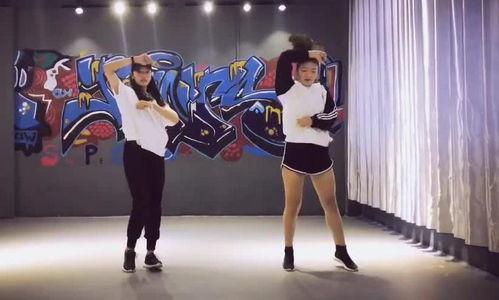 趣味舞蹈成人男生视频,男性魅力四溢的趣味舞蹈风采